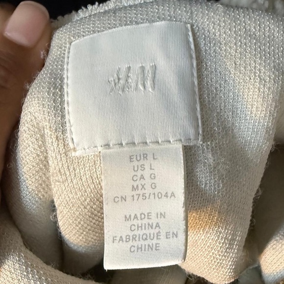 H&M Sherpa Fleece Jacket with Nylon Panel & Neon Zipper Pull – Size L - Picture 3 of 8